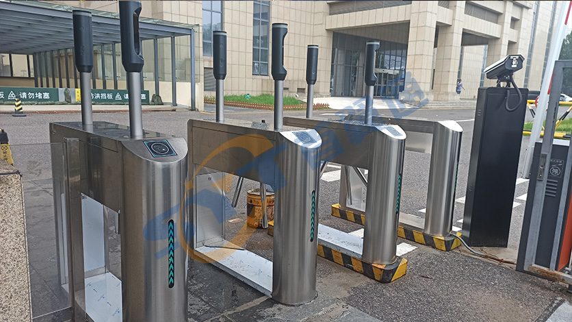亦莊某單位門口三輥閘機